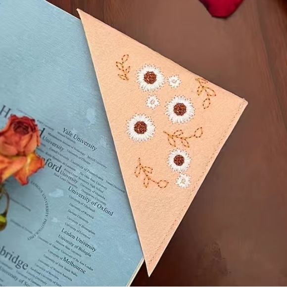 Embroidered Pink Floral Felt Corner Bookmark Marker - NEW - Picture 3 of 3